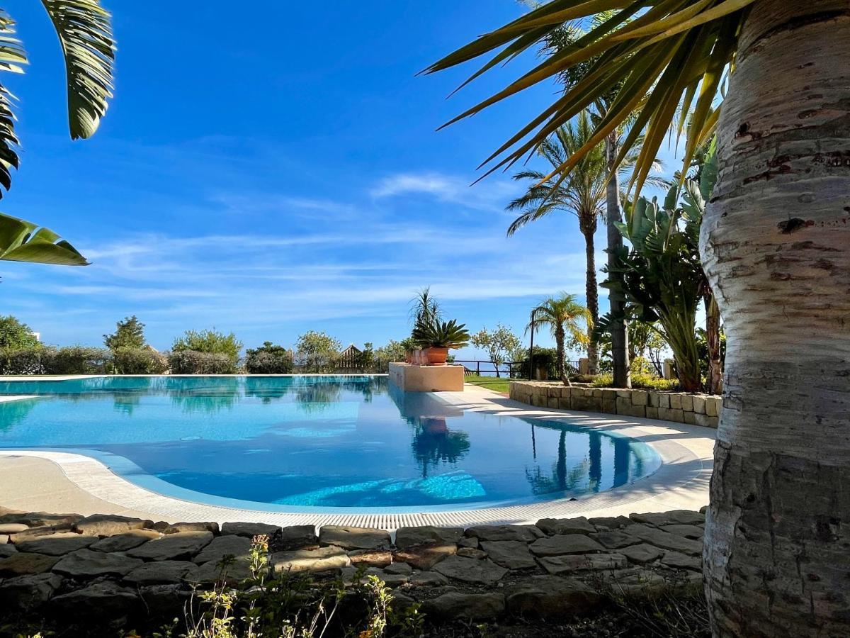 Bayview, - Luxurious With Views, Garden, Community Pool&a Padel Court Appartamento